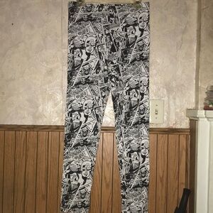 Black & white marvel leggings (XL)